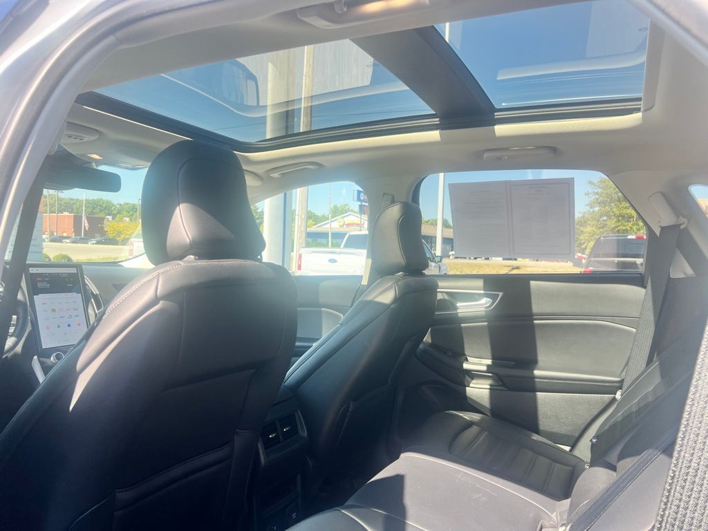 2022 Ford Edge SEL photo 17