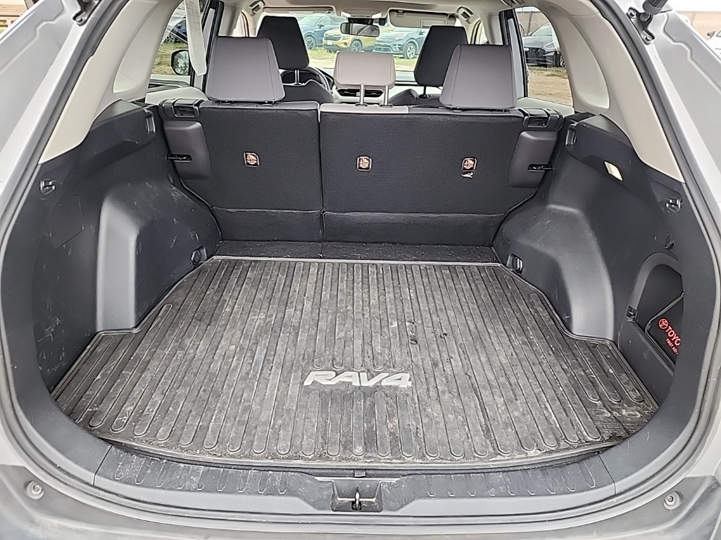 2022 Toyota RAV4 Hybrid XLE photo 11