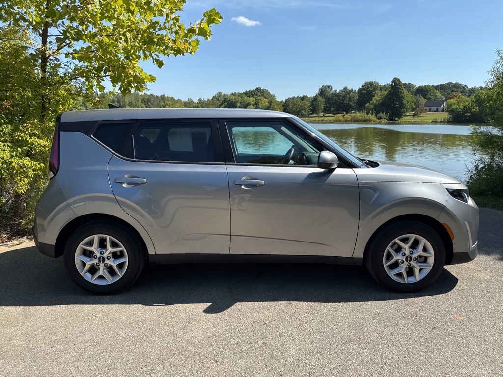 2024 Kia Soul LX photo 2