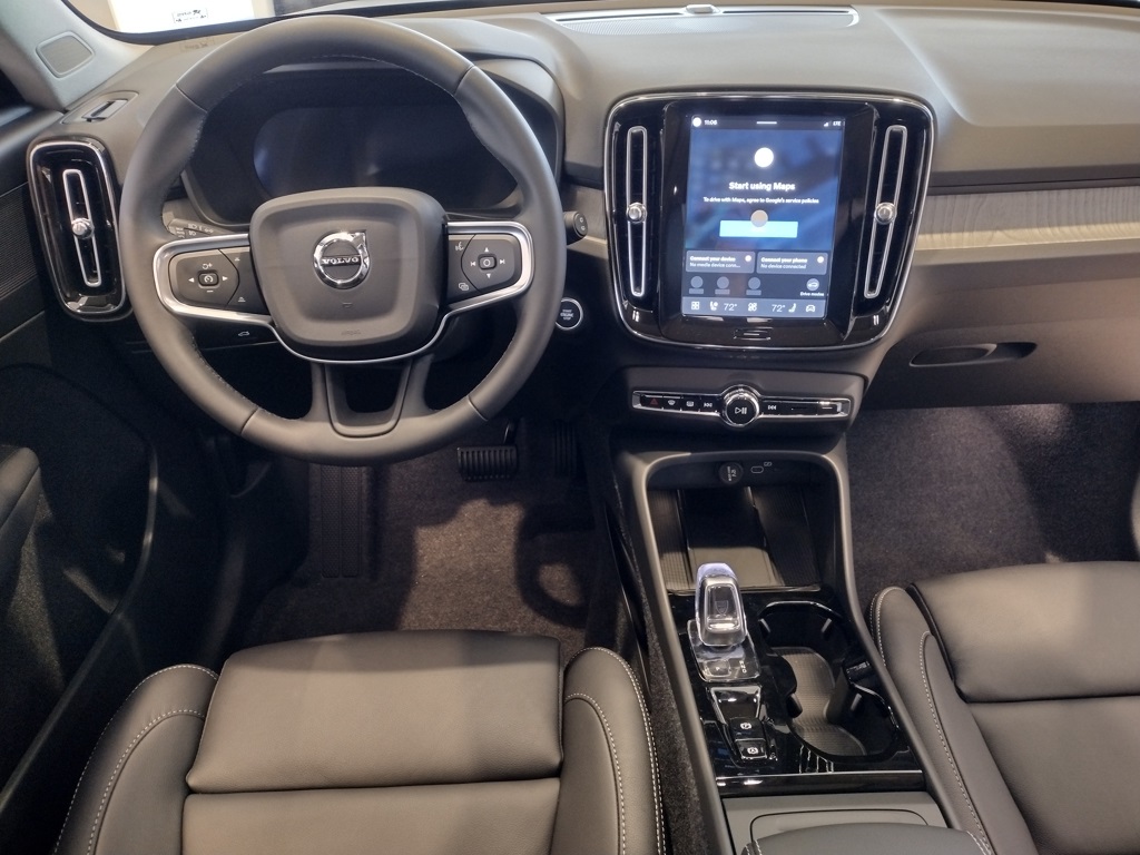 2026 VOLVO XC40 - Image 23