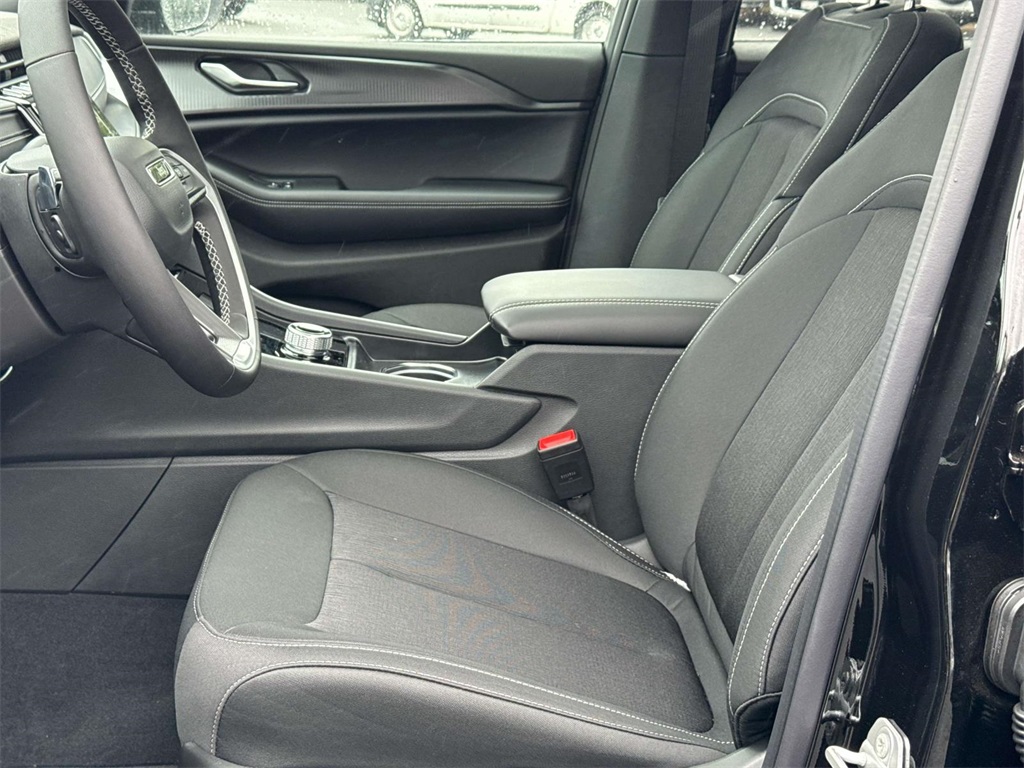 2025 Jeep Grand Cherokee Laredo photo 11