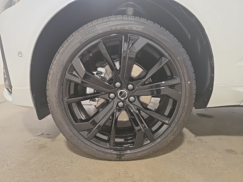 2026 Volvo XC60 B5 Black Edition photo 23