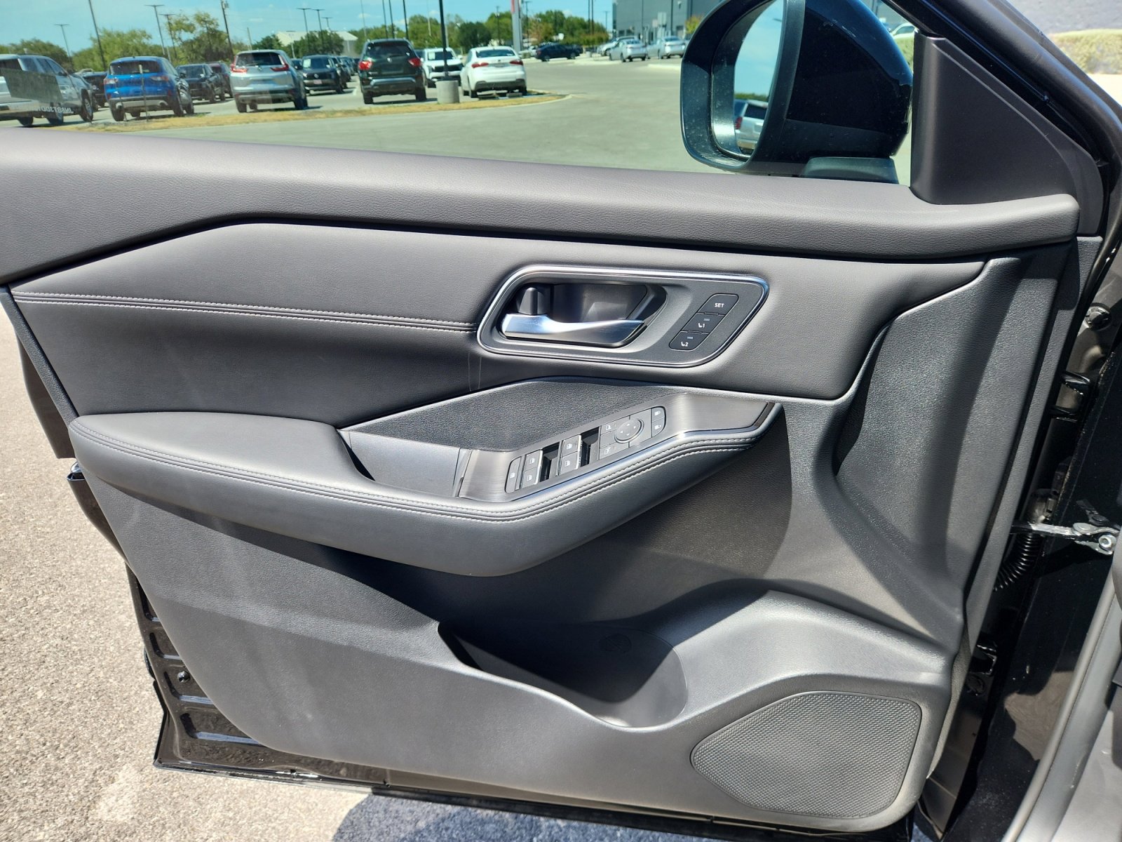 2025 Nissan Rogue Platinum photo 27
