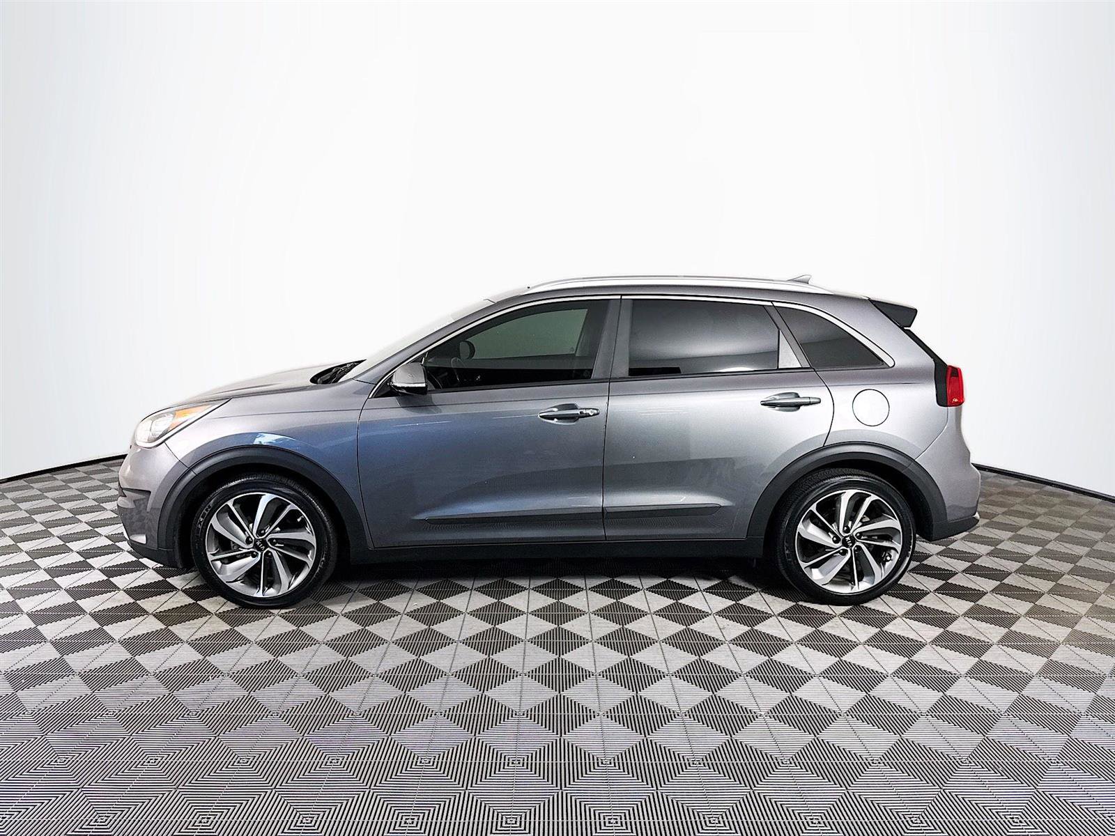 2017 Kia Niro Touring photo 2