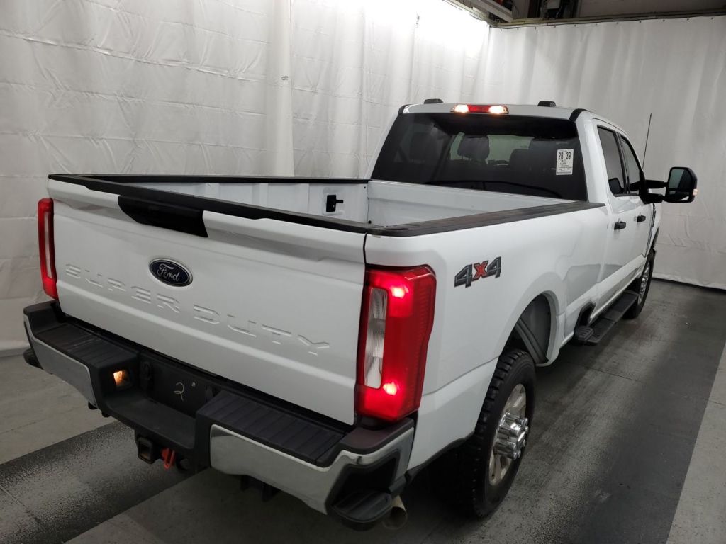 2023 Ford F-350 XLT photo 3