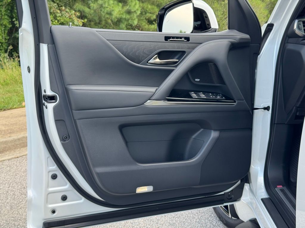 2025 Lexus LX 600 Luxury photo 15