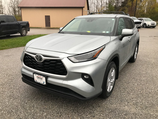 2022 Toyota Highlander LE photo 4