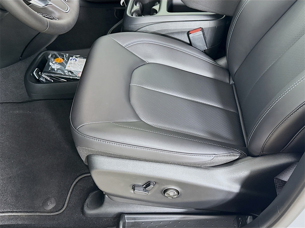 2026 Chrysler Pacifica photo 14