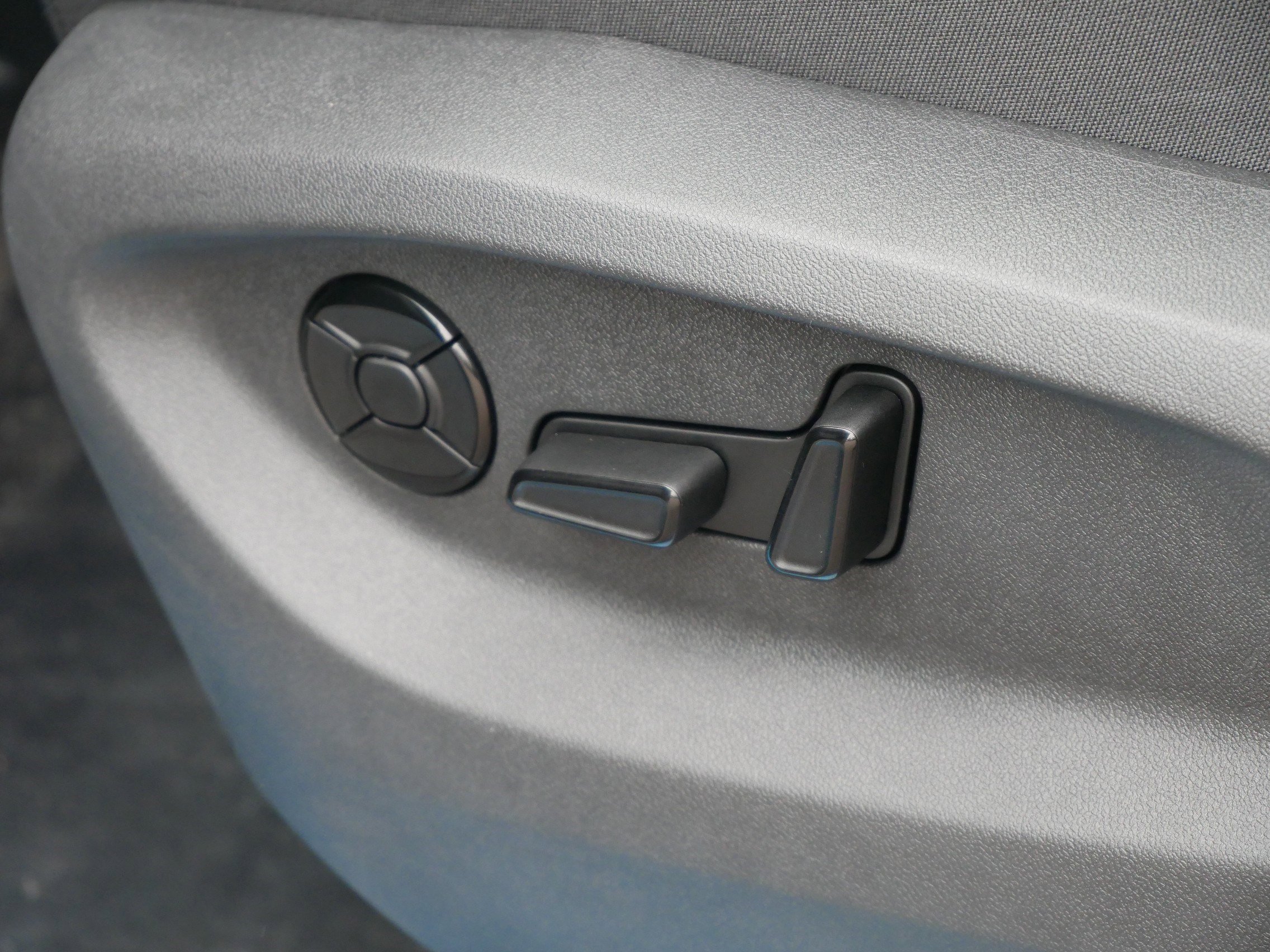 2025 Volkswagen Tiguan SE photo 4