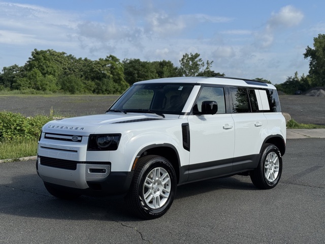 2025 Land Rover Defender S's photo