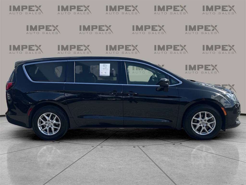 2023 Chrysler Voyager LX photo 5