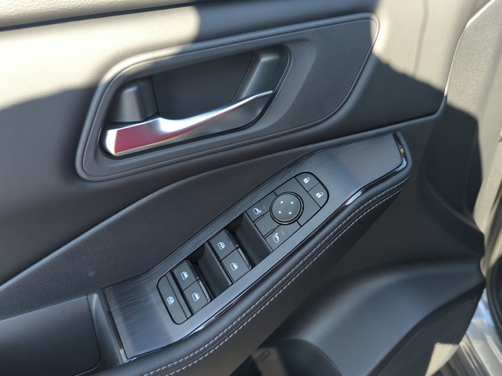 2026 Nissan Rogue SV AWD photo 8