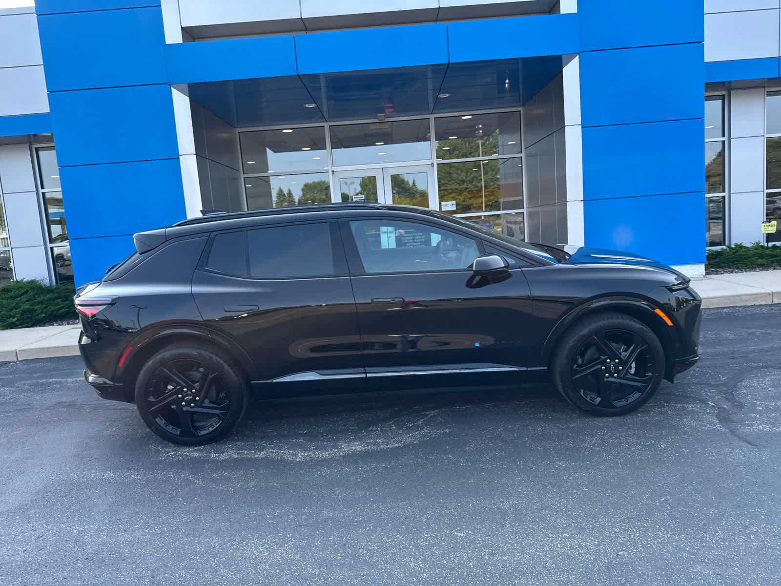 2024 Chevrolet Equinox EV 3RS photo 3