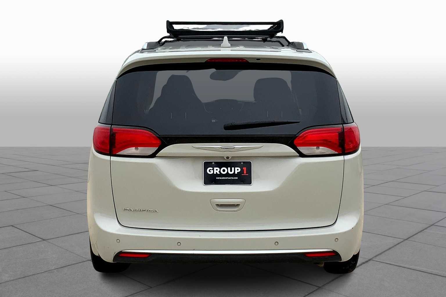 2017 Chrysler Pacifica Touring Plus photo 4