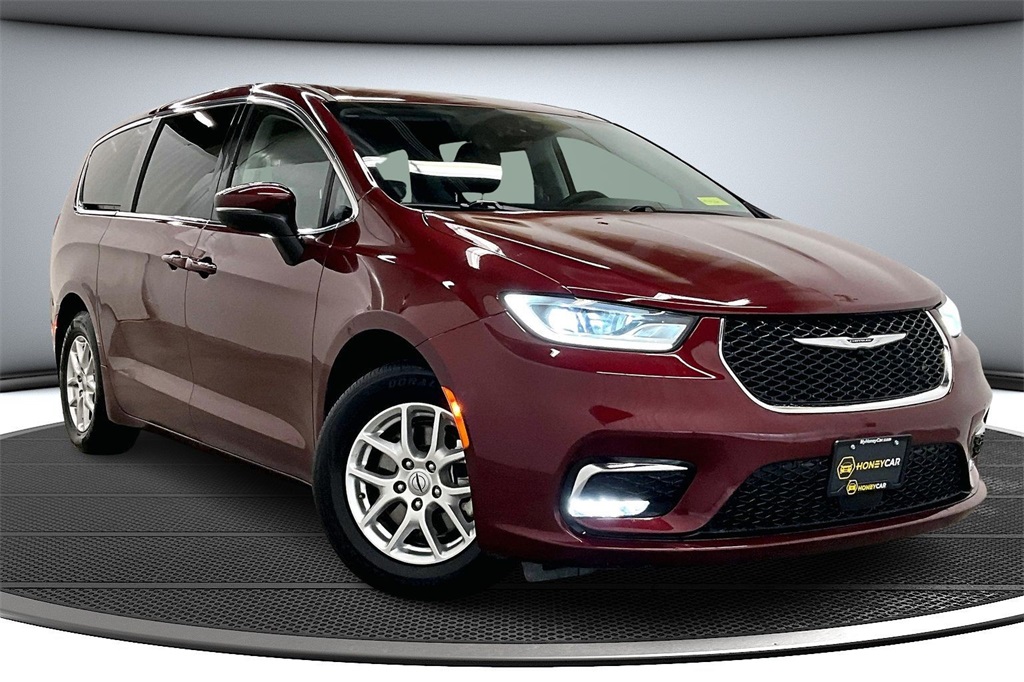 2023 Chrysler Pacifica Touring L's photo