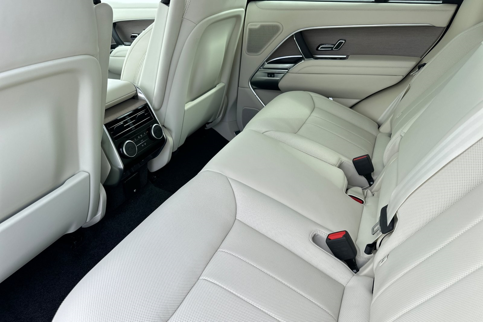 2025 Land Rover Range Rover SE photo 11