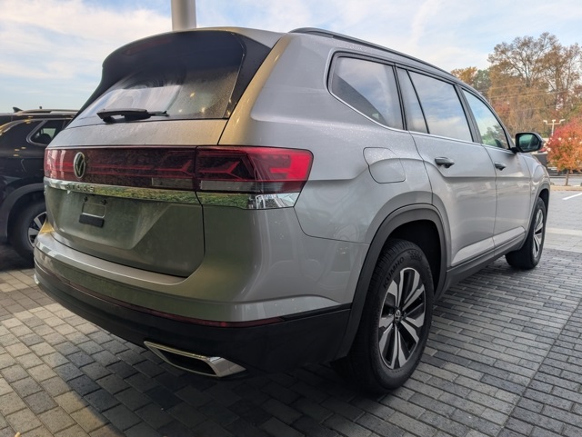 2025 Volkswagen Atlas SE photo 2