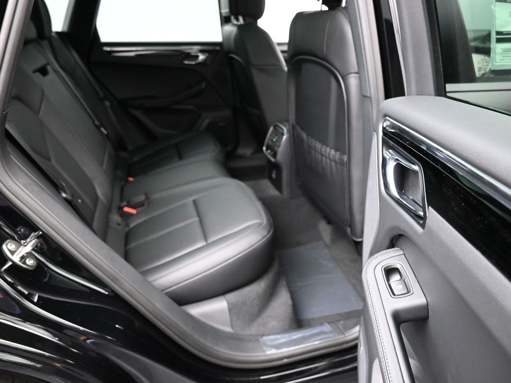 2026 Porsche Macan T photo 17