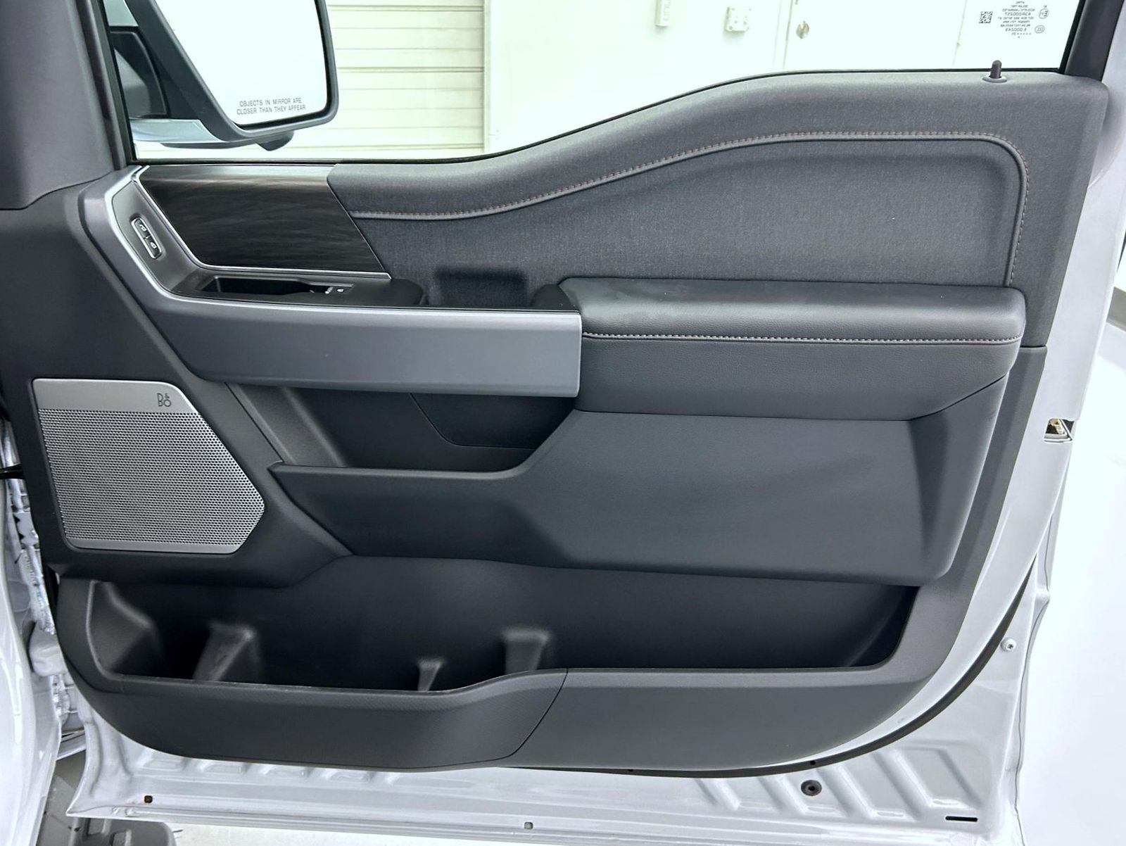 2025 Ford F-150 Lightning Lariat photo 13