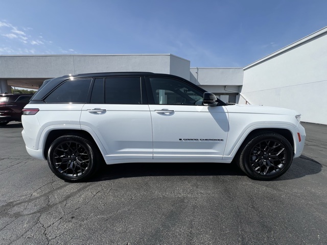 2025 Jeep Grand Cherokee Summit photo 2