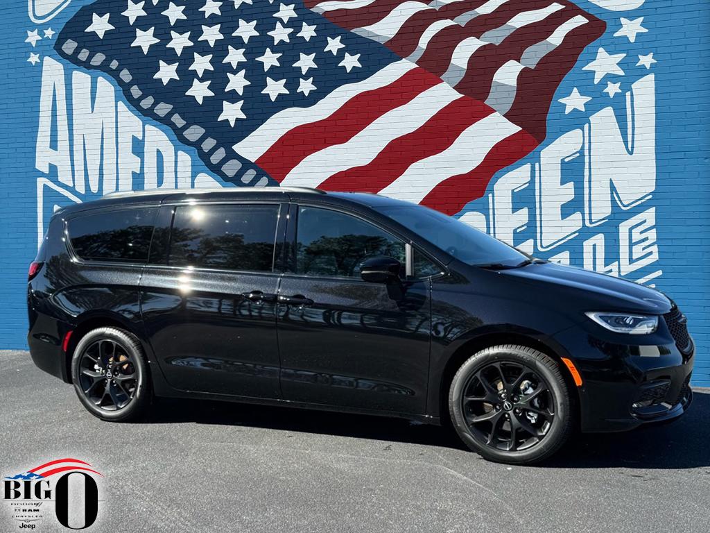 2026 Chrysler Pacifica Select's photo