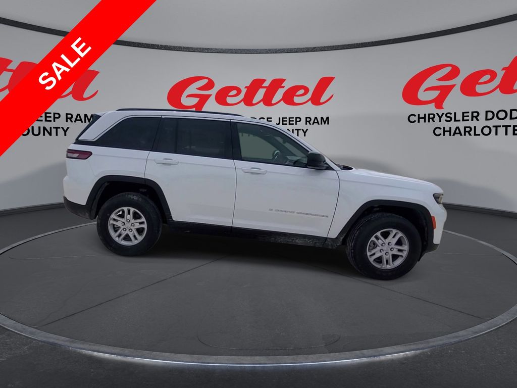 2025 Jeep Grand Cherokee Laredo Altitude photo 9