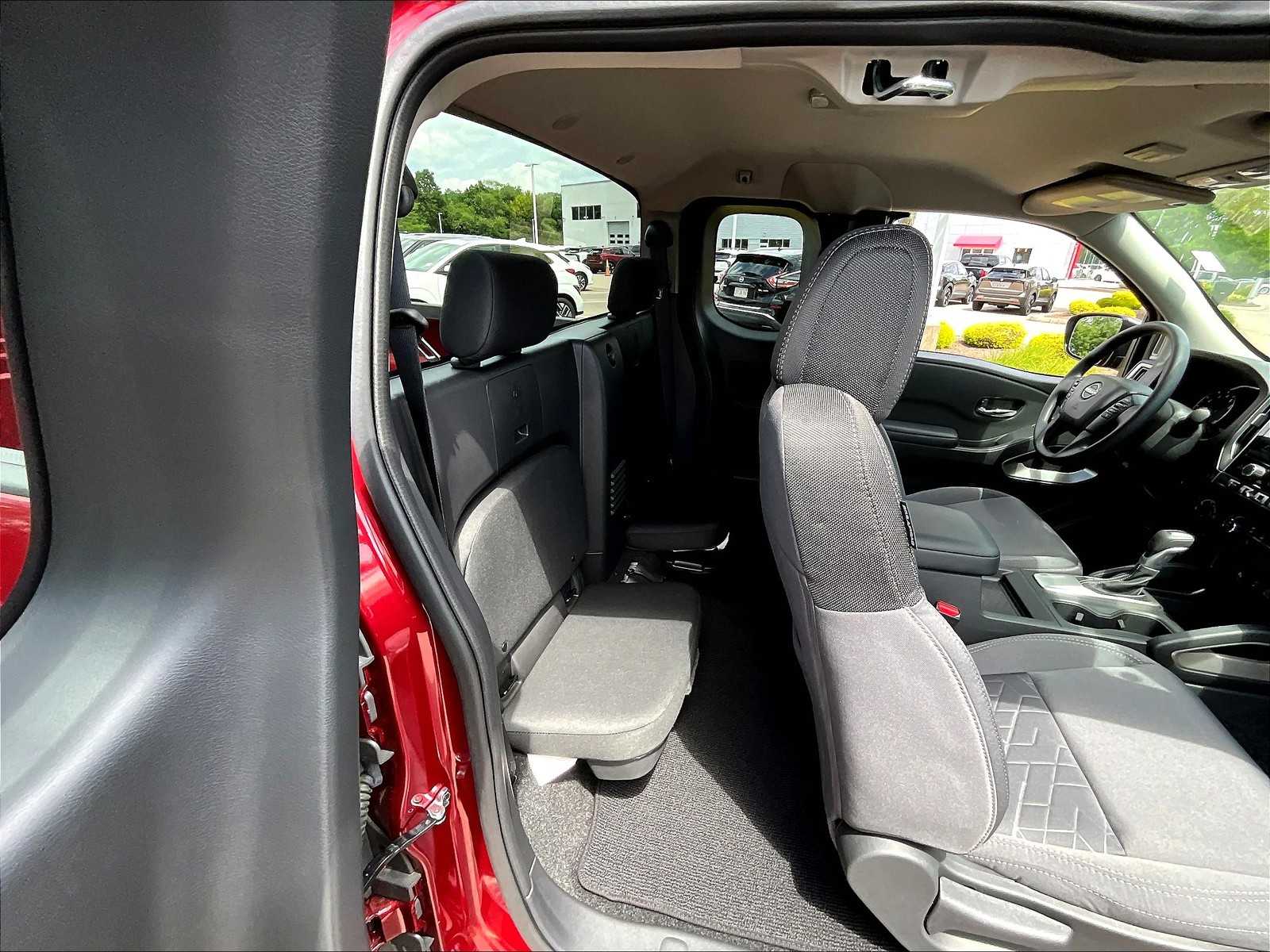 2025 Nissan Frontier SV photo 16