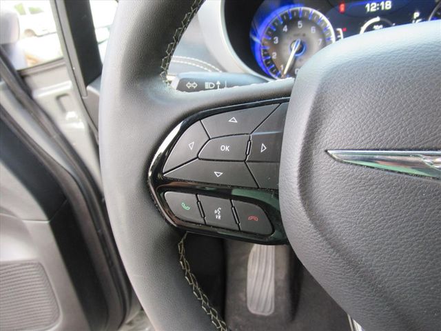 2023 Chrysler Pacifica Touring L photo 18