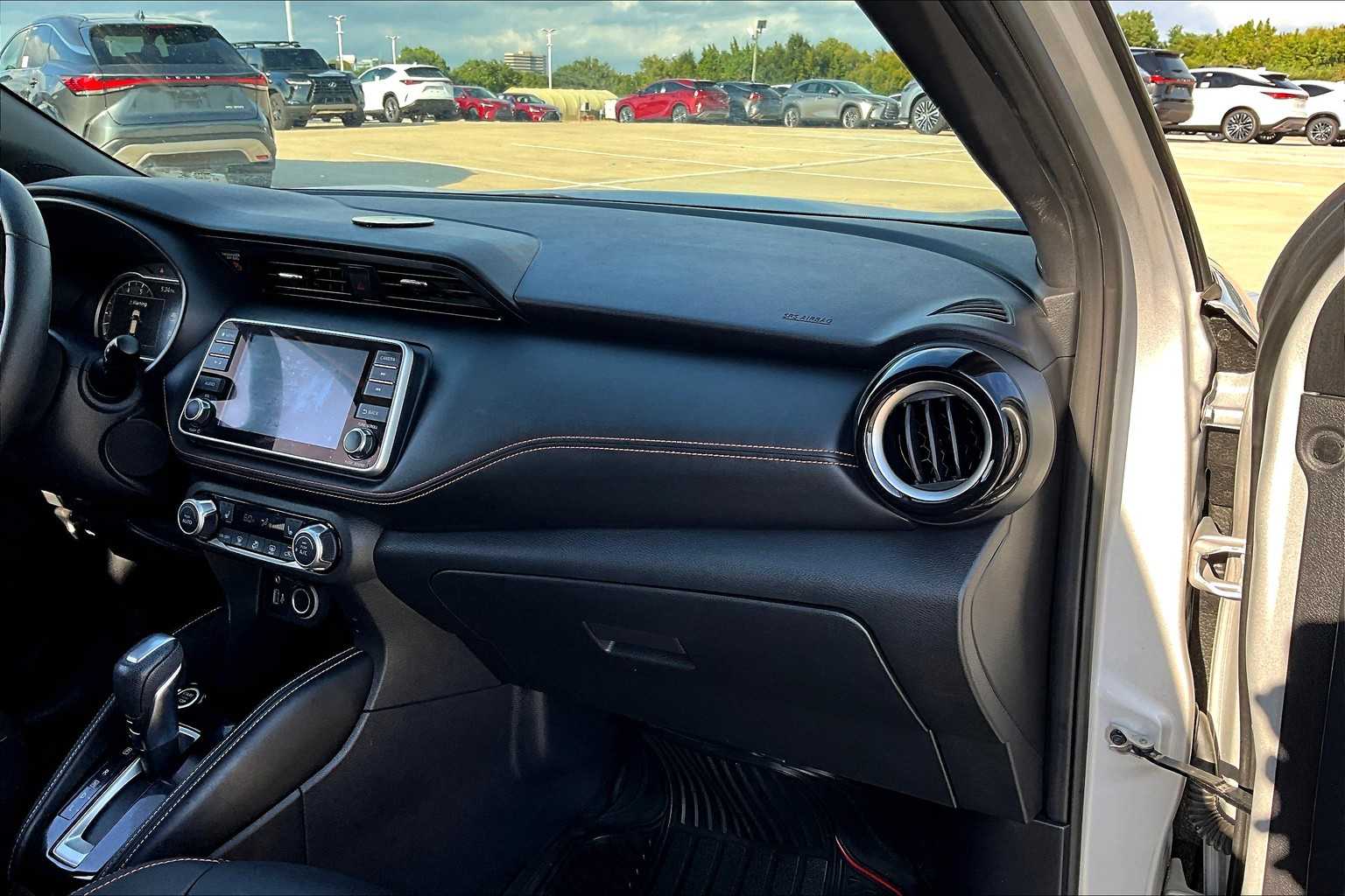 2020 Nissan Kicks SR photo 17