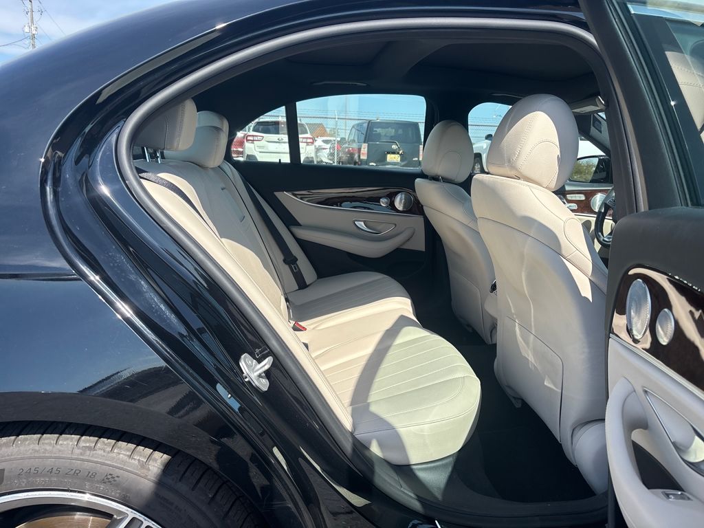 2017 Mercedes Benz E 300 photo 4