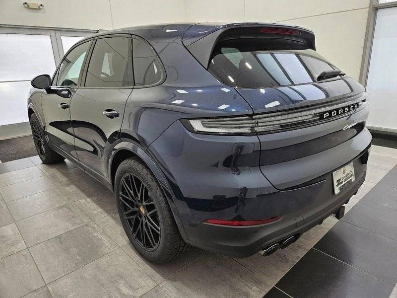 2025 Porsche Cayenne Base photo 3