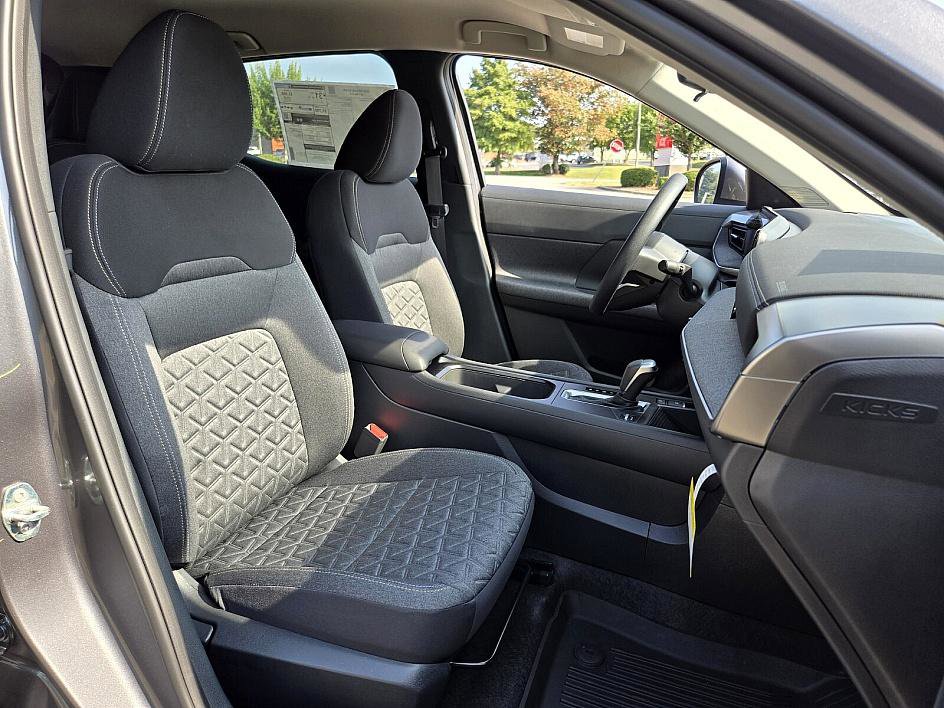 2025 Nissan Kicks SV photo 11
