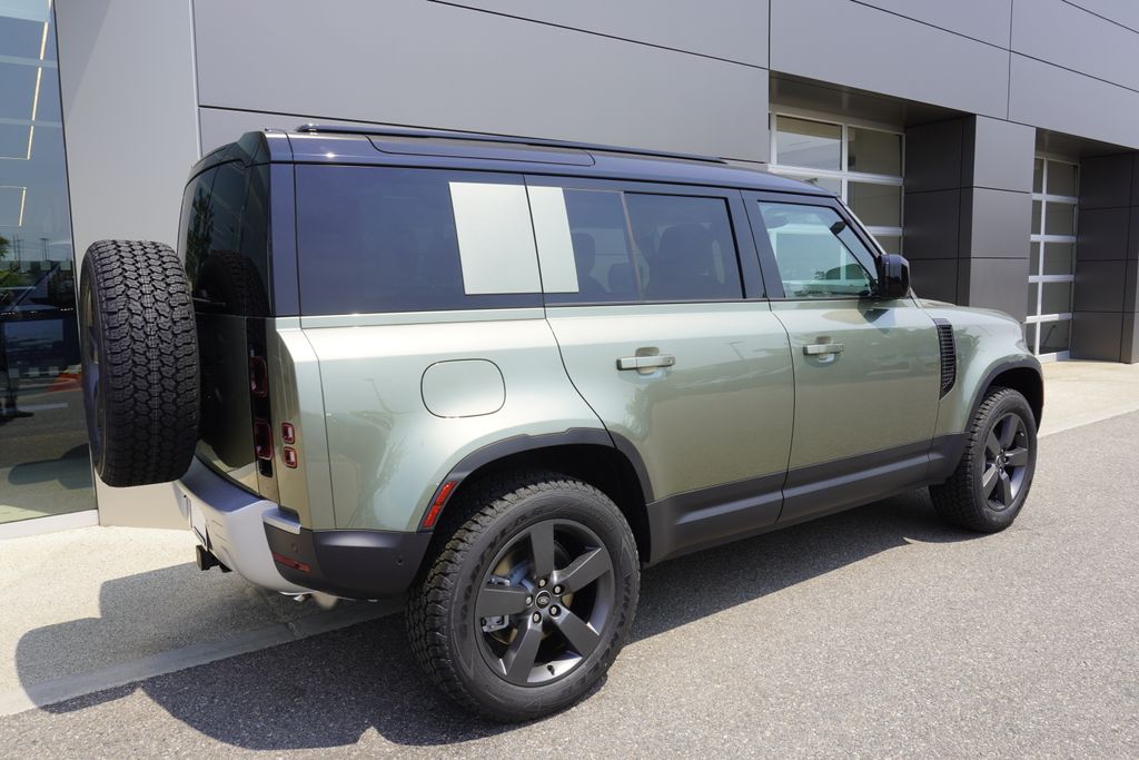2025 Land Rover Defender 110 S photo 4