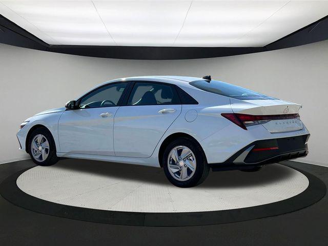 2025 Hyundai Elantra SE photo 4