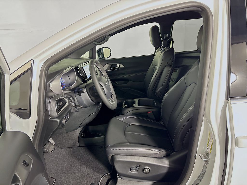 2025 Chrysler Pacifica Hybrid photo 11