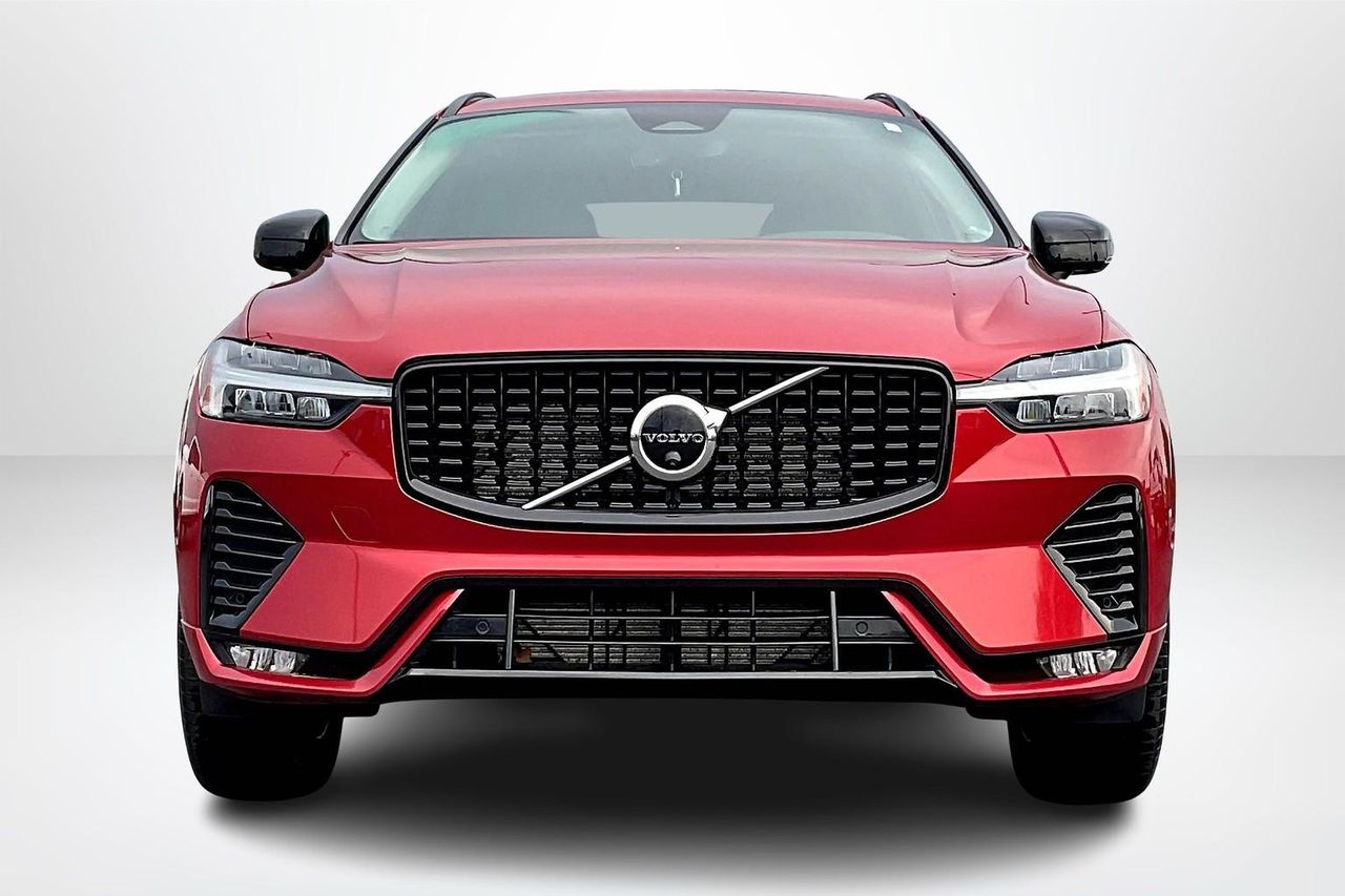 2023 Volvo XC60 B5 Plus photo 2