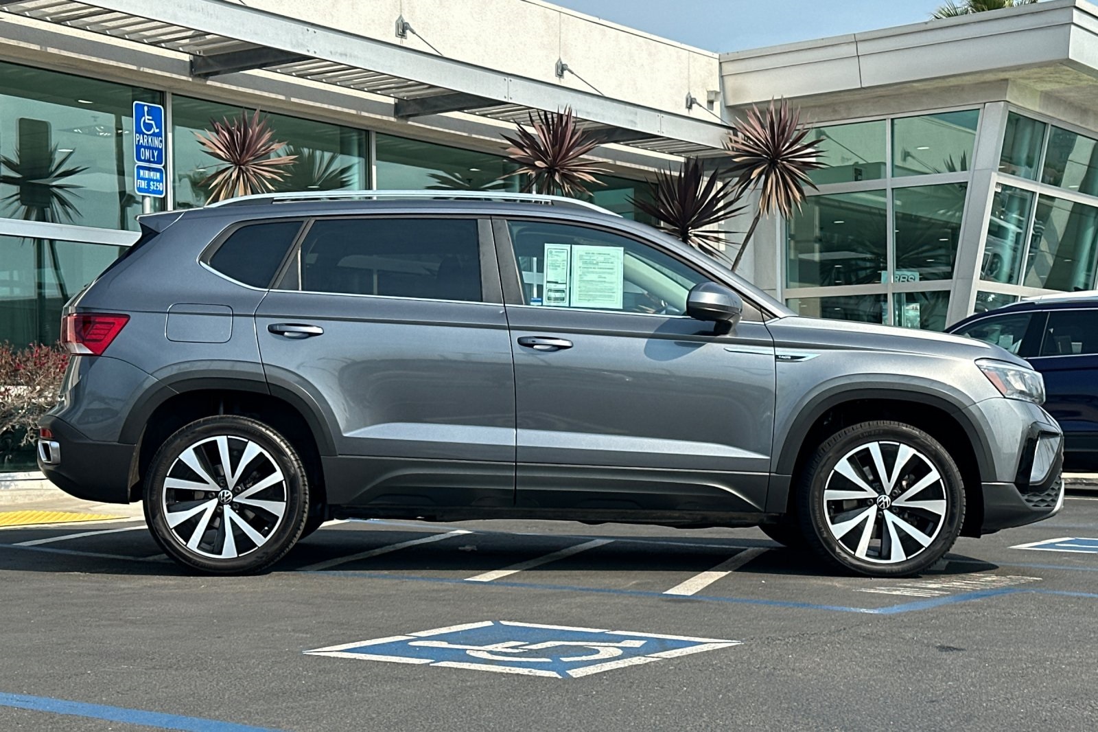 2022 Volkswagen Taos SE photo 2