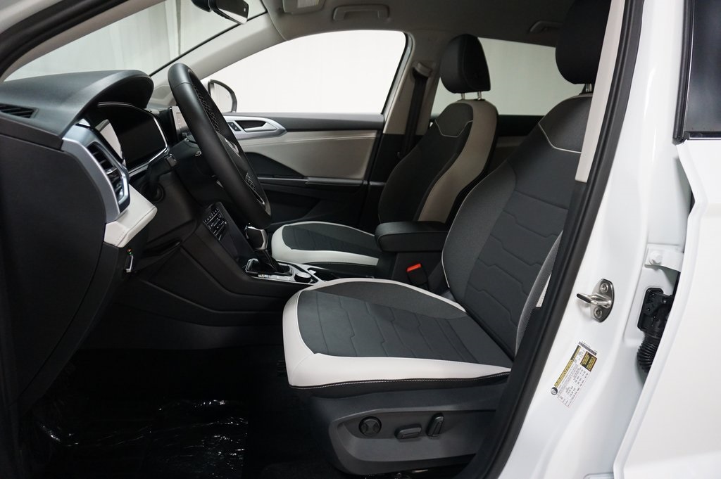 2025 Volkswagen Taos SE photo 9