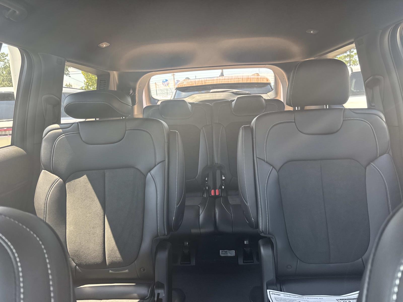 2025 Jeep Grand Cherokee Altitude photo 6