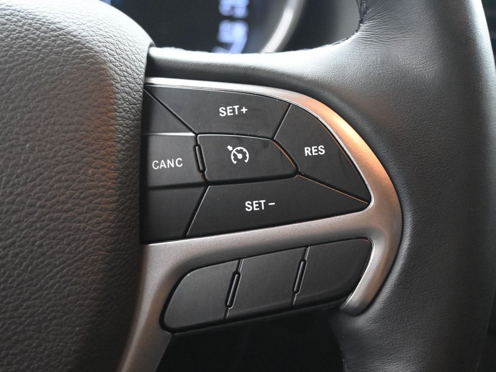 2021 Jeep Grand Cherokee Laredo X photo 2