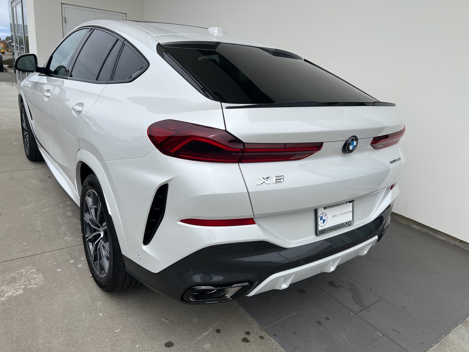 New 2026 Mineral White Metallic BMW xDrive40i image 4