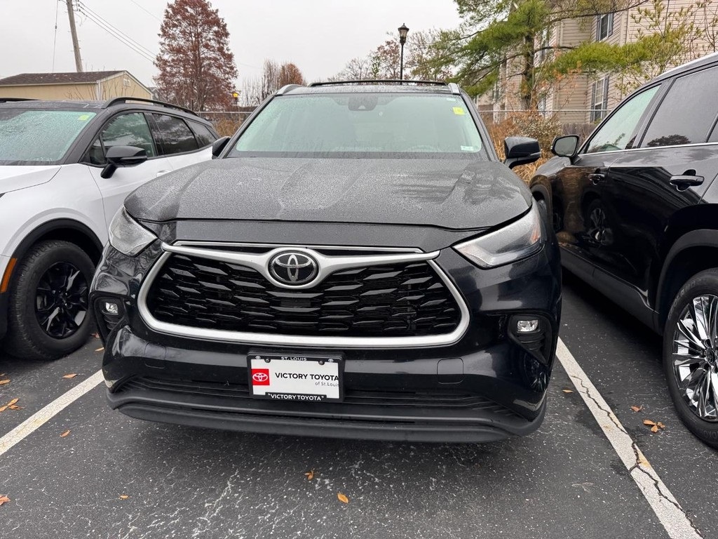2023 Toyota Highlander XLE photo 2