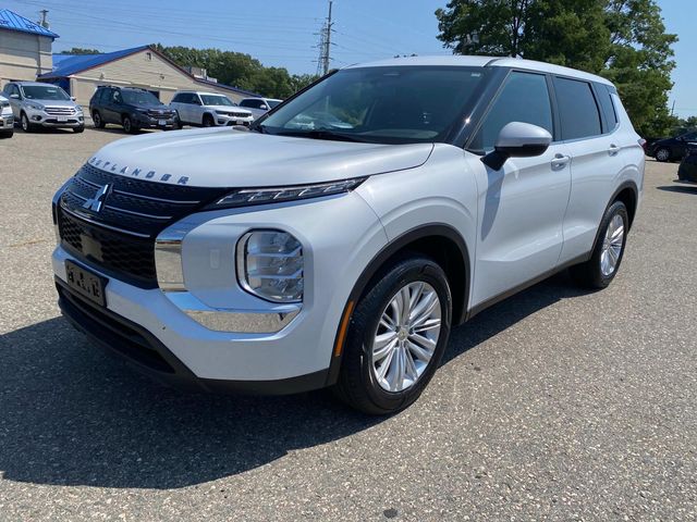 2024 Mitsubishi Outlander ES photo 8