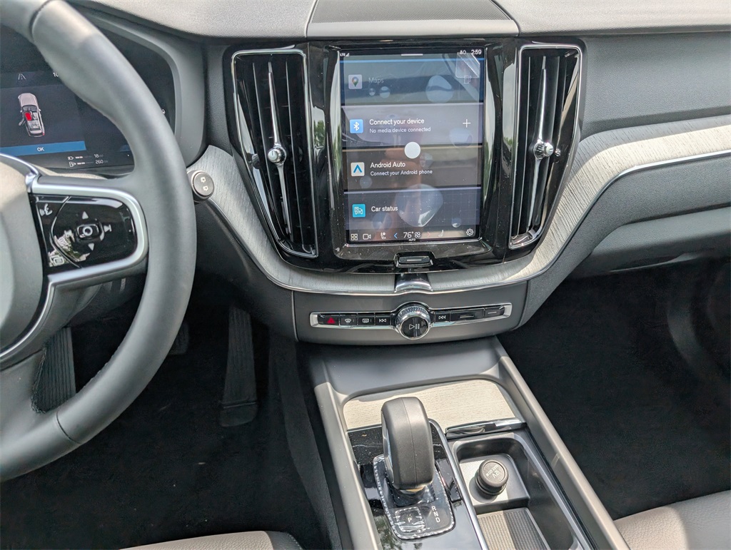 2025 Volvo XC60 T8 Plus photo 11