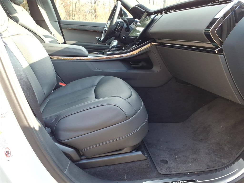 2025 Land Rover Range Rover Sport SE photo 3