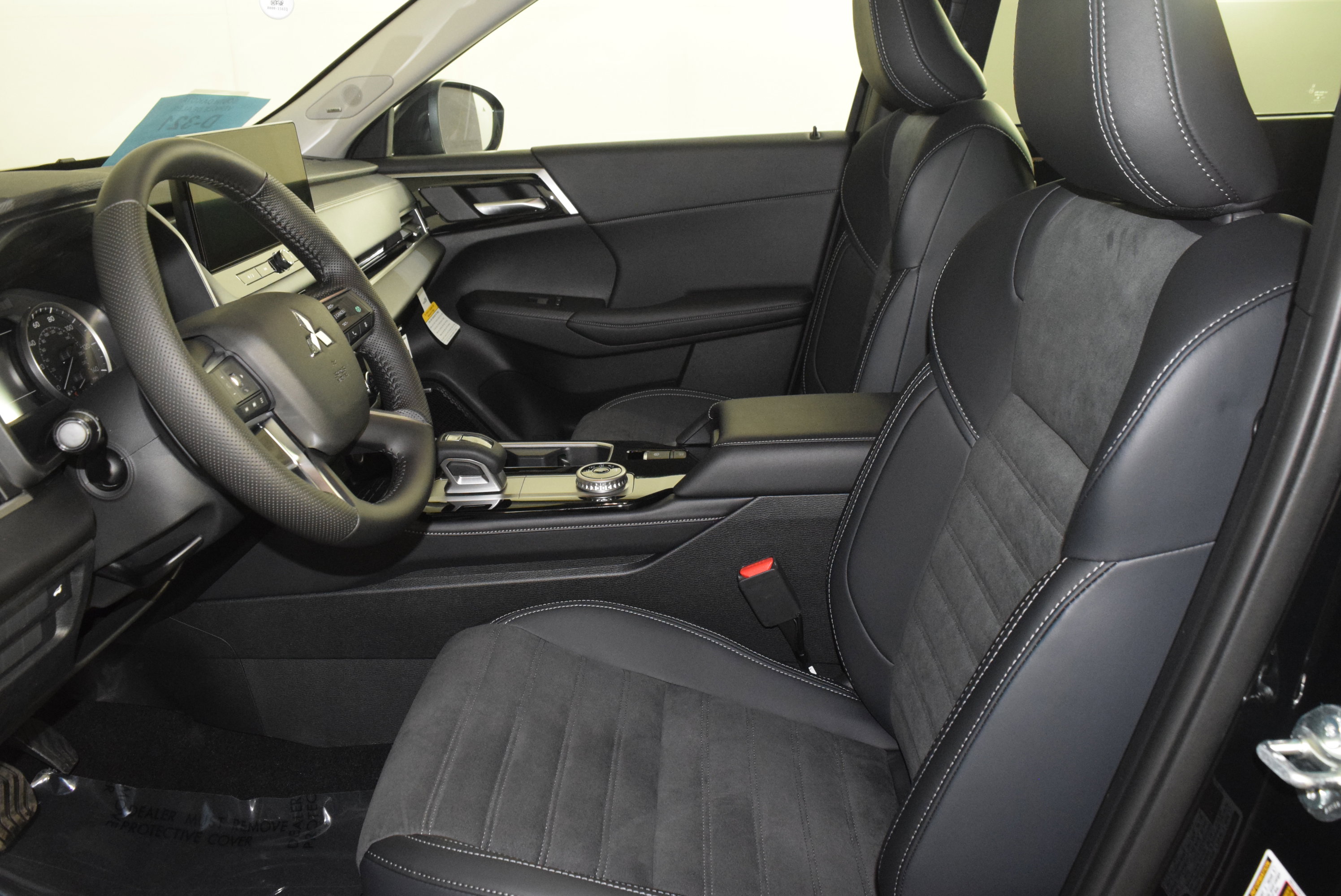 2025 Mitsubishi Outlander SE photo 13