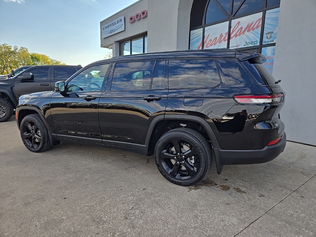 2025 Jeep Grand Cherokee Altitude photo 3