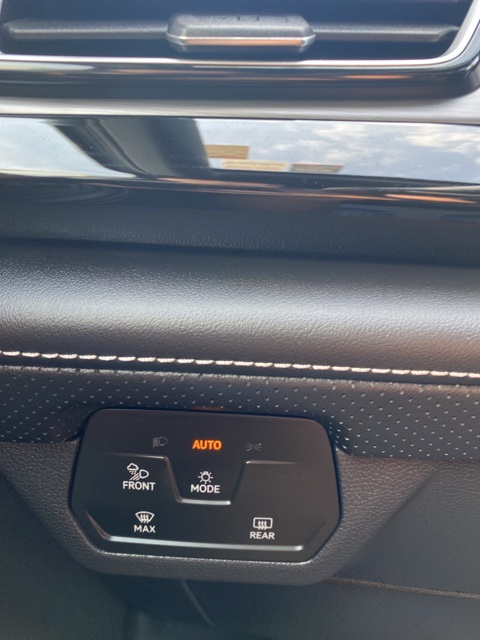 2024 Volkswagen Atlas Cross Sport SE Technology photo 18