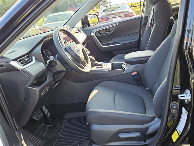 2025 Toyota RAV4 LE photo 4