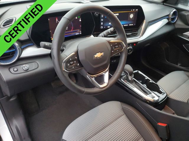 2025 Chevrolet Trax LT photo 2